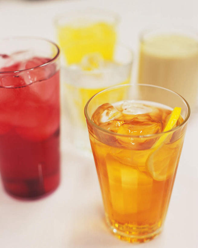 无人,竖图,俯视,室内,特写,白天,白色背景,幸福,餐桌,茶,桌子,静物,杯子,朦胧,模糊,冰,冰块,茶叶,四杯,娱乐,冷冻,玻璃制品,饮料,水杯,享受,休闲,温馨,放松,寒冷,乐趣,摄影,影棚,冷藏,餐台,冰冷,提神,舒适,醒脑,葡萄汁,保鲜,玻璃杯,彩图,高角度拍摄,影棚拍摄,拍摄