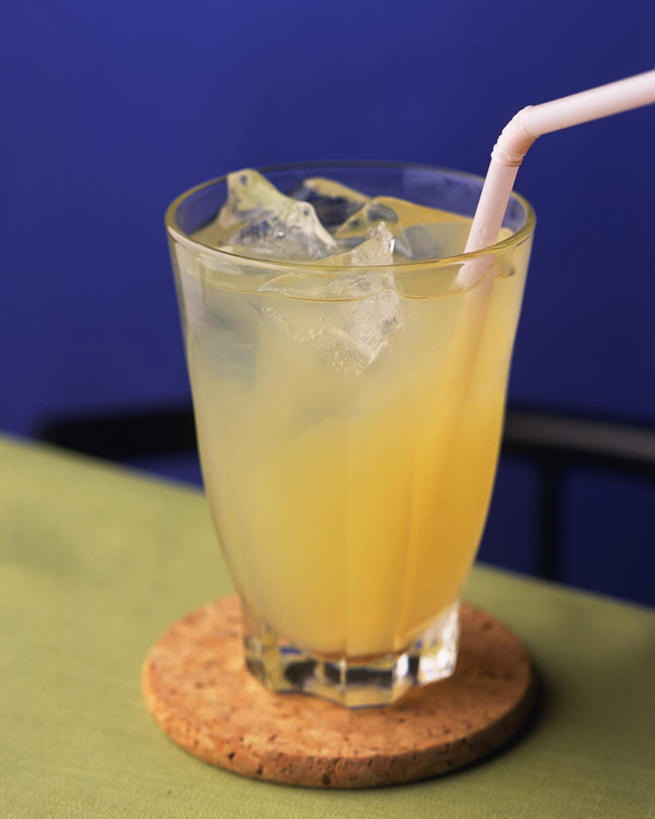 果汁,无人,竖图,室内,特写,白天,正面,餐桌,桌子,静物,杯子,塑料,冰,冰块,杯垫,一杯,冷冻,玻璃制品,饮料,水杯,塑料制品,吸管,寒冷,冷藏,餐台,冰冷,空心,饮管,保鲜,柚子汁,玻璃杯,彩图,圆柱状