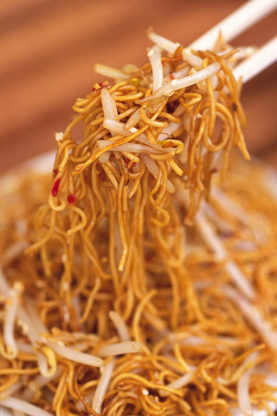 面食,面条,无人,竖图,俯视,室内,特写,白天,烹饪,筷子,蔬菜,餐具,一根,握,新鲜,碟子,盘,豆芽,炒面,面,料理,食品,夹,拿,拿着,文化,传统,菜肴,美食,食物,盘子,碟,握着,摄影,佳肴,有机食品,绿色食品,影棚,礼节,礼仪,豆芽菜,芽苗菜,进餐用具,彩图,高角度拍摄,影棚拍摄,拍摄