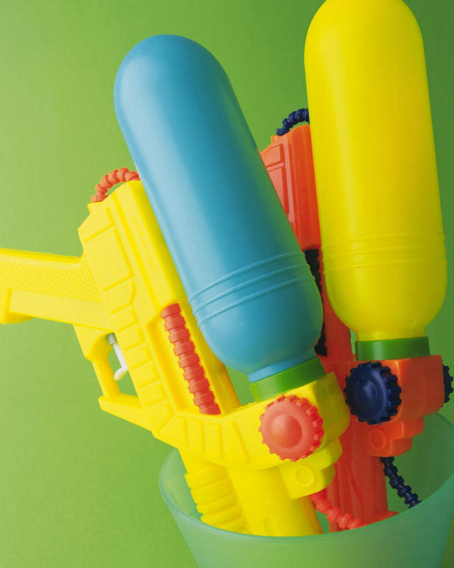 无人,竖图,俯视,室内,特写,白天,游戏,桌面,静物,玩具,玩,娱乐,两个,黄色,蓝色,休闲,益智,摄影,影棚,活动,水枪,发泄,消遣,智力,宣泄,玩耍,嬉戏,彩图,高角度拍摄,影棚拍摄,拍摄