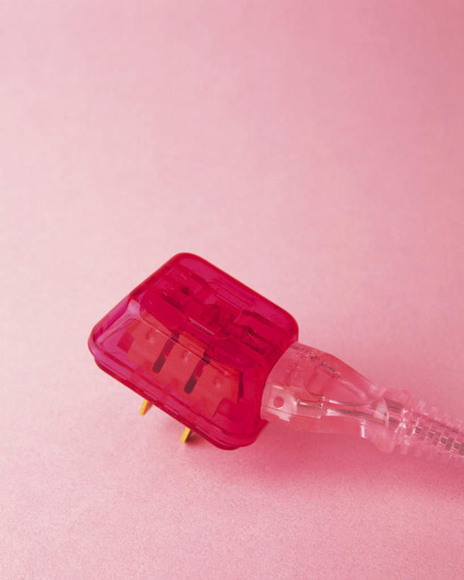 无人,竖图,俯视,室内,特写,白天,桌面,静物,金属制品,阴影,粉色背景,反射,金属,插头,影子,一个,摄影,影棚,单个,彩图,高角度拍摄,影棚拍摄,拍摄