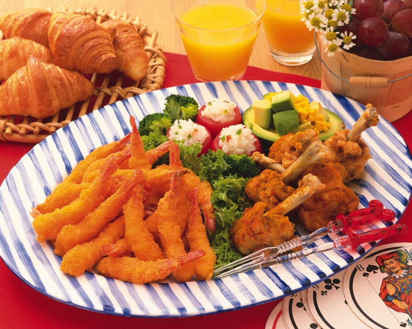 点心,海鲜,面包,果汁,无人,餐厅,横图,俯视,室内,特写,白天,烹饪,西餐,餐桌,桌子,葡萄,黄瓜,杯子,水果,一堆,许多,堆叠,堆积,新鲜,叉子,鸡肉,肉,生食,虾,炸虾,橙汁,料理,食品,面点,羊角面包,果实,水产,菜肴,美食,肉类,玻璃制品,食物,糕点,两个,水杯,垫子,刀,西式,摄影,佳肴,有机食品,绿色食品,影棚,餐台,堆,海产品,炸鸡,餐垫,肉食,玻璃杯,山葫芦,蒲桃,草龙珠,青瓜,胡瓜,彩图,高角度拍摄,影棚拍摄,拍摄,餐馆,饭店,饭馆