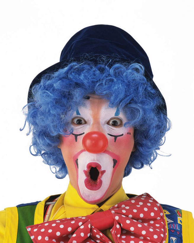 东方人,一个人,小丑,站,竖图,室内,特写,白天,白色背景,正面,化妆,帽子,亚洲,仅一个男性,仅一个人,纸质,假发,注视,黄种人,仅一个年轻男性,蓝色,彩妆,观察,看,站着,张嘴,摄影,影棚,观看,搞笑,察看,小丑帽,关注,张大嘴巴,小丑鼻,狂欢帽,派对帽,聚会帽,纸帽,小丑妆,男人,男性,年轻男性,亚洲人,丑角,张开嘴,站立,半身,彩图,影棚拍摄,欢乐,开心,拍摄