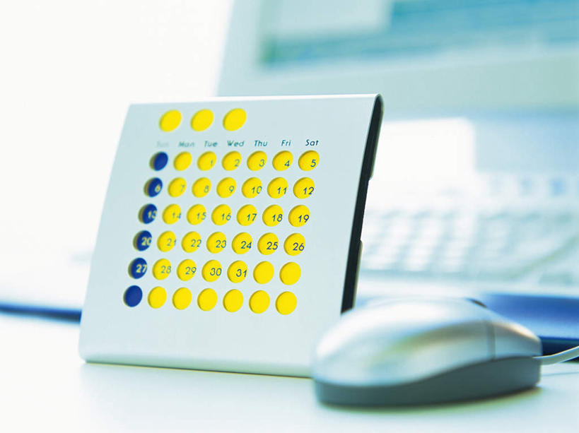 无人,办公室,横图,室内,特写,白天,正面,办公楼,电脑,笔记本电脑,鼠标,键盘,家具,桌子,写字楼,静物,台历,朦胧,模糊,时间,网络,办公桌,计时,输入设备,通讯设备,商务楼,日期,无线,通信设备,无线网络,无线上网,便携式电脑,办公家具,手提电脑,日历,彩图,大楼