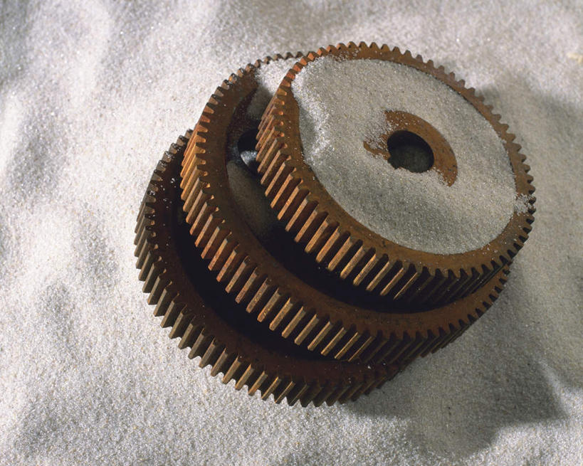 无人,横图,俯视,室外,特写,白天,齿轮,静物,一堆,连接,堆叠,堆积,组合,生锈,工具,沙子,三个,机械,铁锈,堆,链接,锈迹,五金,紧固,拼接,拼凑,拼合,凑集,聚合,撮合,链结,牢固,彩图,高角度拍摄