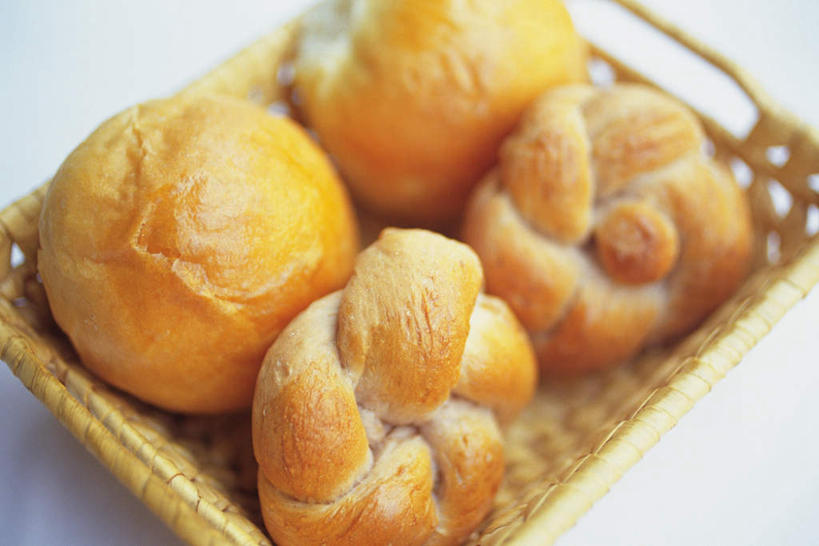 点心,面包,无人,横图,俯视,室内,特写,白天,白色背景,餐桌,桌子,朦胧,模糊,篮子,手工艺品,食品,面点,食物,糕点,一个,工艺品,摄影,藤编,影棚,单个,餐台,彩图,高角度拍摄,影棚拍摄,拍摄