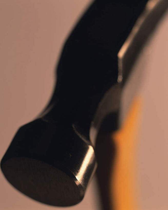 无人,竖图,俯视,室内,特写,白天,静物,一把,金属,锤子,工具,榔头,机械工程,五金,紧固,矫正,彩图,高角度拍摄