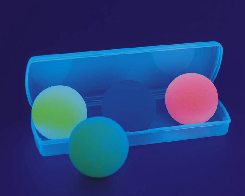 无人,横图,俯视,室内,特写,白天,数码,科技,静物,阴影,蓝色背景,网络,高光,几何,计算机图形,合成,盒子,三个,红色,蓝色,绿色,容器,球体,电脑合成图,数码合成图,塑料盒,眼镜盒,写实,具体,具象,彩图,高角度拍摄