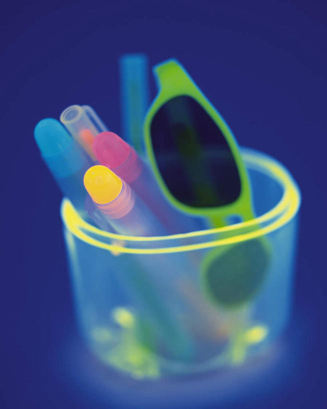 无人,竖图,俯视,室内,特写,白天,数码,科技,静物,笔筒,阴影,蓝色背景,网络,笔,墨镜,眼镜,办公用品,圆珠笔,高光,几何,计算机图形,合成,文具,一个,太阳镜,太阳眼镜,学习用品,遮阳镜,四支,单个,文具用品,电脑合成图,数码合成图,写实,具体,具象,彩图,高角度拍摄