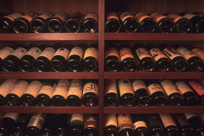无人,横图,室内,特写,白天,正面,柜子,静物,一排,许多,整齐,木制,标志,数字,文字,字符,字母,木柜,仓库,红酒瓶,标识,酒窖,架子,玻璃制品,酒柜,酒瓶,排列,玻璃瓶,瓶子,堆,队列,彩图