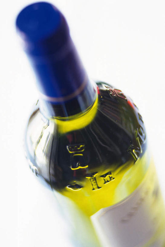 无人,竖图,俯视,室内,特写,白天,白色背景,静物,朦胧,模糊,红酒瓶,玻璃制品,酒瓶,一个,玻璃瓶,瓶子,摄影,影棚,单个,一瓶,彩图,高角度拍摄,影棚拍摄,拍摄