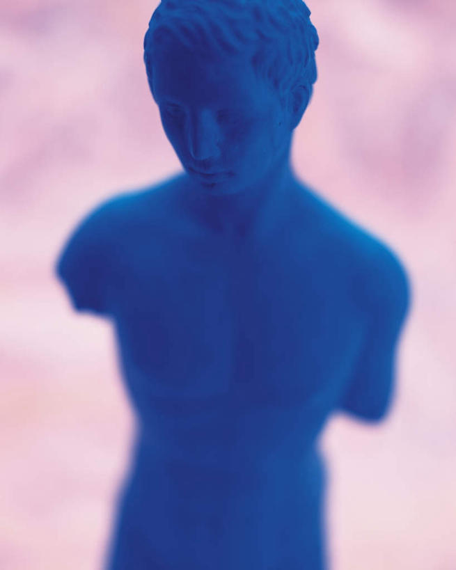 无人,竖图,俯视,室内,特写,白天,数码,科技,静物,雕塑,阴影,紫色背景,朦胧,模糊,艺术,装饰,网络,雕刻,雕像,泥塑,高光,几何,计算机图形,合成,一个,蓝色,工艺品,单个,纪念,美术,电脑合成图,数码合成图,主题,陈列,写实,具体,具象,功能,美学,彩图,高角度拍摄