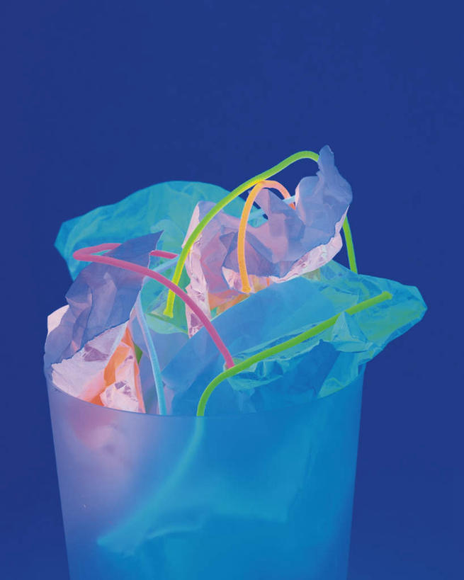 无人,竖图,俯视,室内,特写,白天,数码,科技,静物,阴影,蓝色背景,环保,朦胧,模糊,网络,纸,垃圾,垃圾桶,高光,几何,计算机图形,合成,容器,纸团,储藏,回收,电脑合成图,数码合成图,资源,储存,利用,低碳,循环,写实,具体,具象,彩图,高角度拍摄,贮存