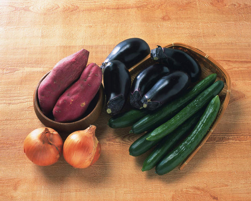 无人,横图,俯视,室内,特写,白天,桌面,红薯,黄瓜,茄子,蔬菜,洋葱,一堆,一排,许多,阴影,堆叠,堆积,竹制,新鲜,整齐,反射,篮子,影子,食品,褐色,竹扁,食物,排列,两个,紫色,竹筐,有机食品,绿色食品,竹编,堆,竹制品,队列,圆葱,洋葱头,山芋,球葱,青瓜,落苏,酪酥,昆仑瓜,胡瓜,甘薯,番薯,地瓜,矮瓜,彩图,高角度拍摄