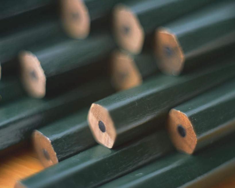 无人,横图,俯视,室内,特写,白天,桌面,桌子,静物,一堆,许多,阴影,堆叠,堆积,朦胧,模糊,反射,笔,影子,办公用品,书桌,文具,绿色,课桌,铅笔,学习用品,笔芯,堆,文具用品,彩图,高角度拍摄