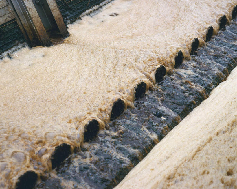 无人,横图,俯视,室外,白天,水,一排,许多,阴影,飞溅,环保,整齐,溅,光线,圆形,液体,影子,水滴,地面,水珠,排列,黄色,阳光,回收,污水,资源,队列,喷洒,利用,低碳,循环,排水口,彩图,高角度拍摄