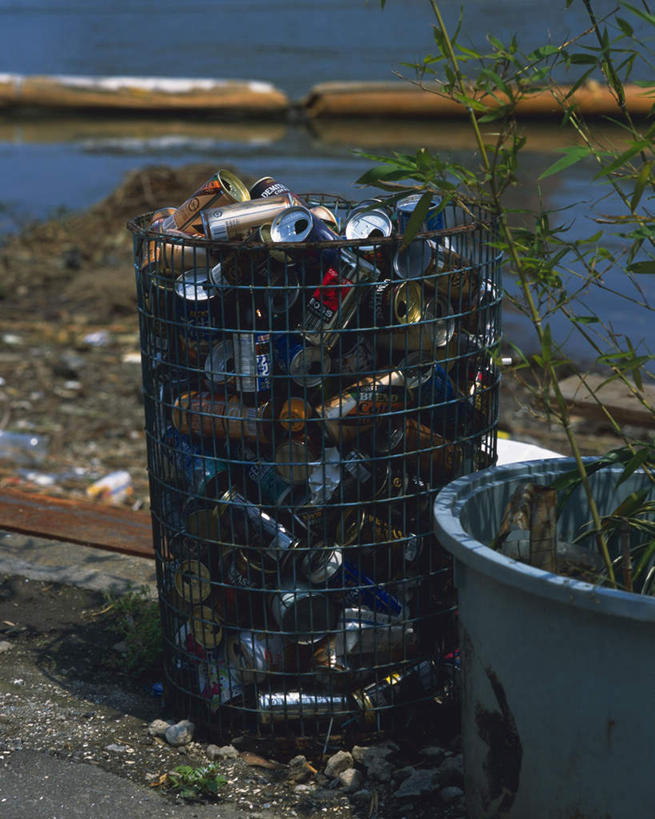 无人,竖图,俯视,室外,白天,河流,水,植物,静物,一堆,许多,阴影,堆叠,堆积,环保,光线,网,影子,河水,水流,垃圾,垃圾桶,地面,树,树木,一个,绿色,黑色,阳光,自然,生长,单个,成长,易拉罐,堆,铝制品,回收,资源,利用,低碳,循环,铝,彩图,高角度拍摄