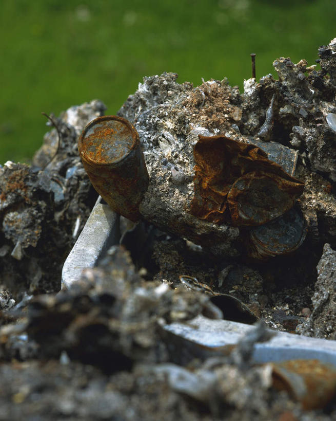 无人,竖图,俯视,室外,特写,白天,草地,草坪,植物,静物,金属制品,一堆,阴影,堆叠,堆积,环保,朦胧,模糊,破碎,光线,铁,金属,影子,破损,草,绿色,阳光,堆,废铁,污染,回收,资源,利用,低碳,循环,污渍,彩图,高角度拍摄