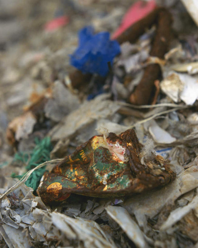 无人,竖图,俯视,室外,白天,静物,一堆,许多,阴影,堆叠,堆积,环保,朦胧,模糊,光线,铁,影子,垃圾,红色,蓝色,阳光,堆,废铁,垃圾场,回收,资源,利用,低碳,循环,彩图,高角度拍摄