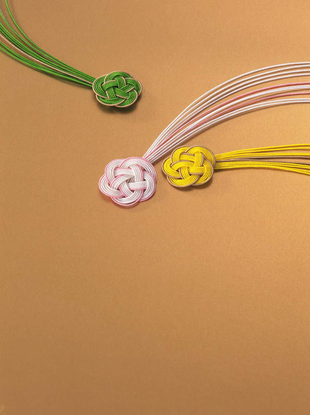 无人,竖图,室内,特写,白天,正面,幸福,桌面,桌子,静物,日本,亚洲,一排,灰色背景,整齐,结,排列,三个,绳子,摄影,影棚,绳索,吉祥,队列,东亚,日本国,幸运,彩图,影棚拍摄,拍摄