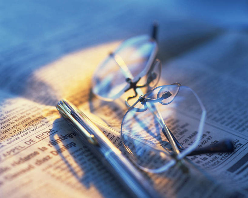 无人,横图,俯视,室外,特写,白天,阅读,桌面,桌子,静物,报纸,一副,学习,阴影,朦胧,模糊,光线,笔,眼镜,影子,办公用品,文化,文具,阳光,学习用品,看,浏览,一份,文具用品,一支,近视眼镜,彩图,高角度拍摄