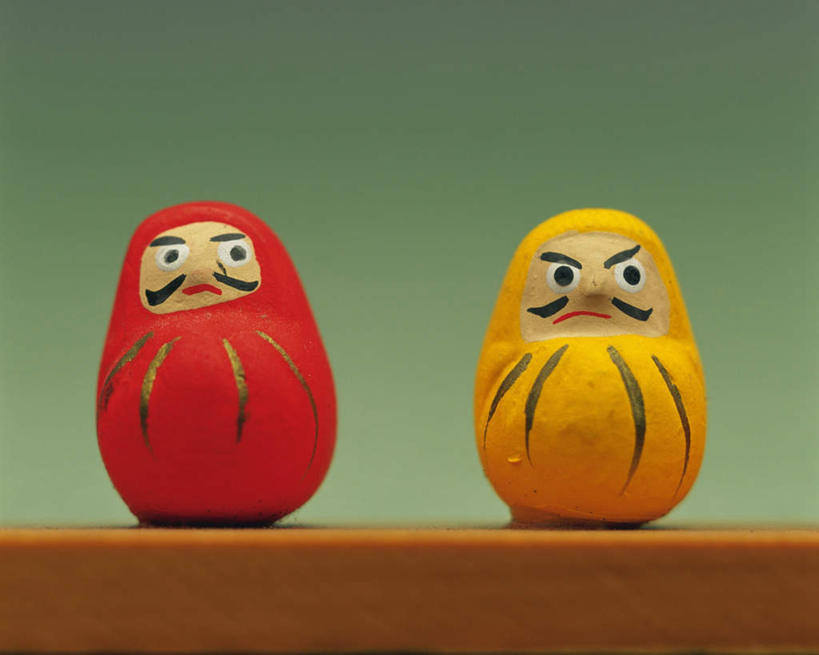 无人,横图,室内,特写,白天,正面,游戏,桌面,桌子,静物,玩具,一排,绿色背景,节日,整齐,人偶,玩偶,玩,文化,娱乐,排列,两个,黄色,红色,祈祷,休闲,健康,益智,许愿,摄影,宗教,佛教,信仰,影棚,活动,纪念,祈求,达摩,队列,发泄,消遣,智力,宣泄,平安,玩耍,嬉戏,彩图,影棚拍摄,拍摄