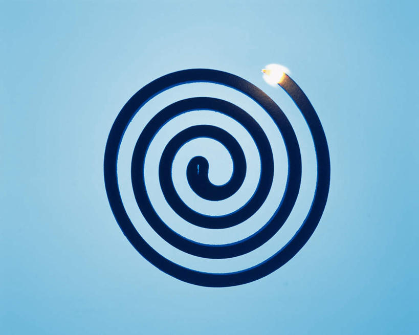 无人,横图,俯视,室内,特写,白天,蓝色背景,朦胧,模糊,蚊香,驱蚊,一个,黑色,点燃,摄影,影棚,单个,彩图,高角度拍摄,影棚拍摄,拍摄