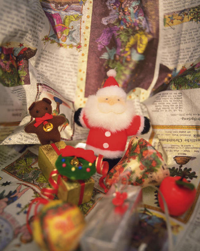 无人,竖图,俯视,室内,特写,白天,桌面,桌子,报纸,礼盒,礼物,玩具,圣诞节,一堆,许多,圣诞老人,堆叠,堆积,节日,朦胧,模糊,庆祝,纸盒,小熊,文化,盒子,包装盒,礼品盒,庆典,礼品,纪念,堆,彩图,高角度拍摄