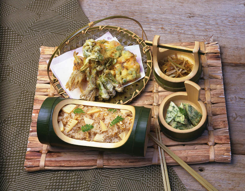 米饭,无人,横图,俯视,室外,白天,聚会,烹饪,筷子,蔬菜,餐具,一堆,许多,堆叠,堆积,新鲜,竹筒,竹笋,虾,日本料理,料理,食品,野餐,饭,笋,菜肴,美食,食物,日式料理,日式,佳肴,有机食品,绿色食品,堆,五谷,野炊,进餐用具,烹调用具,彩图,高角度拍摄