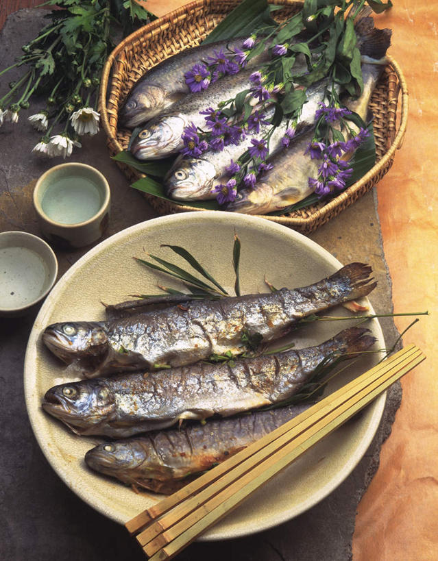 海鲜,无人,竖图,俯视,室内,特写,白天,烹饪,餐桌,筷子,桌子,杯子,一排,许多,整齐,装饰,鱼,盐,日本料理,料理,食品,玛格丽特,水产,菜肴,美食,鱼类,海洋生物,雏菊,食物,排列,水杯,碗,日式料理,日式,菊花,摄影,佳肴,影棚,餐台,华丽,修饰,点缀,配菜,队列,水生动物,海产品,水生物,海底动物,延命菊,幸福花,春菊,马兰头花,衬托,美观,雅致,雅观,茶杯,彩图,高角度拍摄,影棚拍摄,拍摄,碳烤