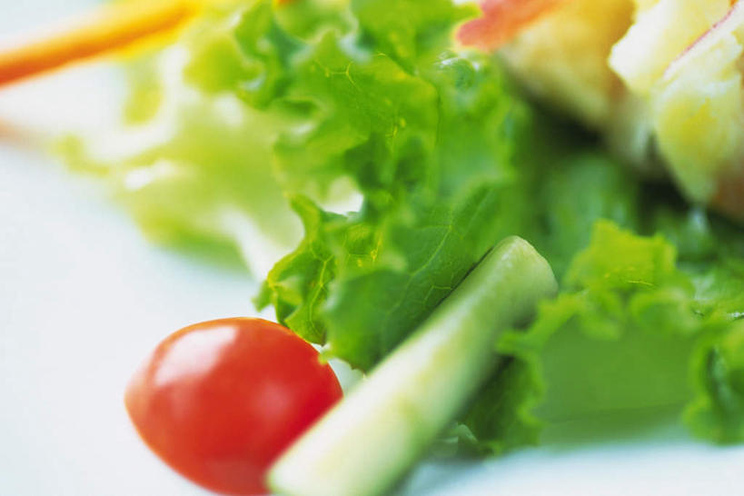 无人,横图,俯视,室内,特写,白天,白色背景,蔬菜,西红柿,一堆,许多,堆叠,堆积,朦胧,模糊,新鲜,生菜,莴苣,莴笋,食品,食物,摄影,有机食品,绿色食品,影棚,堆,叶用莴笋,香笋,春菜,鹅仔菜,莴仔菜,千金菜,樱桃番茄,圣女果,番茄,彩图,高角度拍摄,影棚拍摄,拍摄