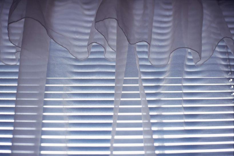 无人,横图,室内,特写,白天,正面,窗户,窗帘,静物,装饰,光线,百叶窗,阳光,帘子,遮阳,百叶帘,华丽,修饰,点缀,衬托,美观,雅致,雅观,彩图