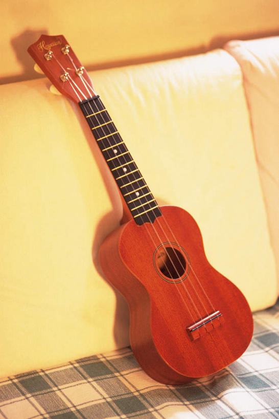 无人,竖图,俯视,室内,特写,白天,靠垫,静物,阴影,朦胧,模糊,光线,影子,吉他,靠枕,乐器,弦乐器,床垫,阳光,垫子,枕头,弹拨弦鸣乐器,彩图,高角度拍摄,弹拨弦乐器