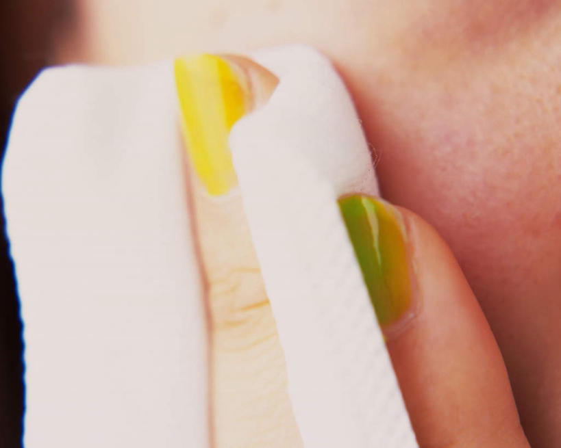 东方人,脸,头,脸颊,手,指甲,一个人,横图,室内,特写,白天,正面,化妆,美容,亚洲,仅一个年轻女性,仅一个女性,仅一个人,擦,护肤,握,黑色背景,朦胧,模糊,拿,拿着,涂抹,黄种人,黄色,绿色,白色,化妆棉,化妆品,保养,享受,休闲,手部,放松,擦拭,美甲,握着,保健,摄影,影棚,养颜,年轻女性,女人,女性,亚洲人,头部,脸部,脸蛋,面部,手指甲,半身,彩图,影棚拍摄,拍摄