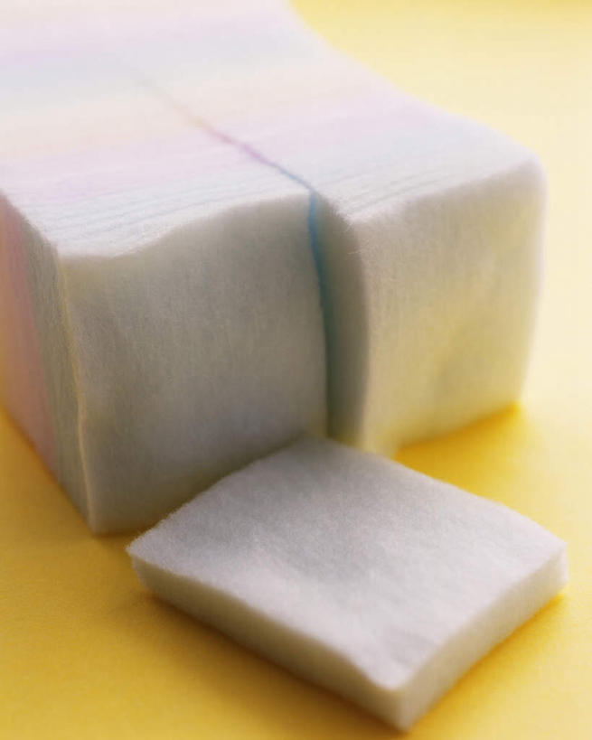 无人,竖图,俯视,室内,特写,白天,化妆,美容,桌面,静物,一排,许多,护肤,朦胧,模糊,整齐,方格,排列,黄色,白色,化妆棉,保养,享受,休闲,放松,保健,摄影,影棚,美容工具,队列,养颜,化妆工具,彩图,高角度拍摄,影棚拍摄,拍摄