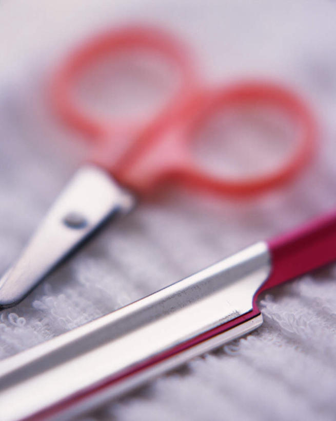 无人,竖图,俯视,室内,特写,白天,化妆,美容,静物,一把,一排,护肤,修剪,条纹,朦胧,模糊,整齐,工具,剪刀,排列,红色,灰色,毛巾,保养,享受,休闲,放松,保健,摄影,影棚,裁剪,剪子,美容工具,剪裁,切割,队列,养颜,化妆工具,剃刀,彩图,高角度拍摄,影棚拍摄,拍摄