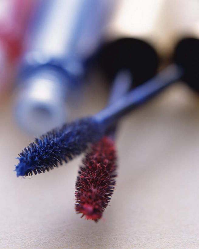 无人,竖图,俯视,室内,特写,白天,化妆,美容,静物,两瓶,护肤,朦胧,模糊,两个,红色,蓝色,刷子,保养,享受,休闲,睫毛膏,放松,保健,摄影,影棚,美容工具,睫毛刷,养颜,化妆工具,彩图,高角度拍摄,影棚拍摄,拍摄