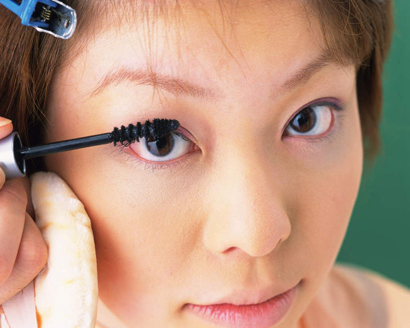 东方人,脸,头,脸颊,头发,一个人,笑,微笑,横图,俯视,室内,特写,白天,化妆,美容,亚洲,仅一个年轻女性,仅一个女性,仅一个人,一把,护肤,握,绿色背景,拿,刷,拿着,涂抹,注视,黄种人,一个,黄色,蓝色,黑色,发夹,刷子,观察,看,保养,享受,休闲,放松,握着,保健,摄影,影棚,单个,观看,察看,睫毛刷,关注,养颜,年轻女性,女人,女性,亚洲人,头部,脸部,脸蛋,面部,半身,彩图,高角度拍摄,影棚拍摄,拍摄