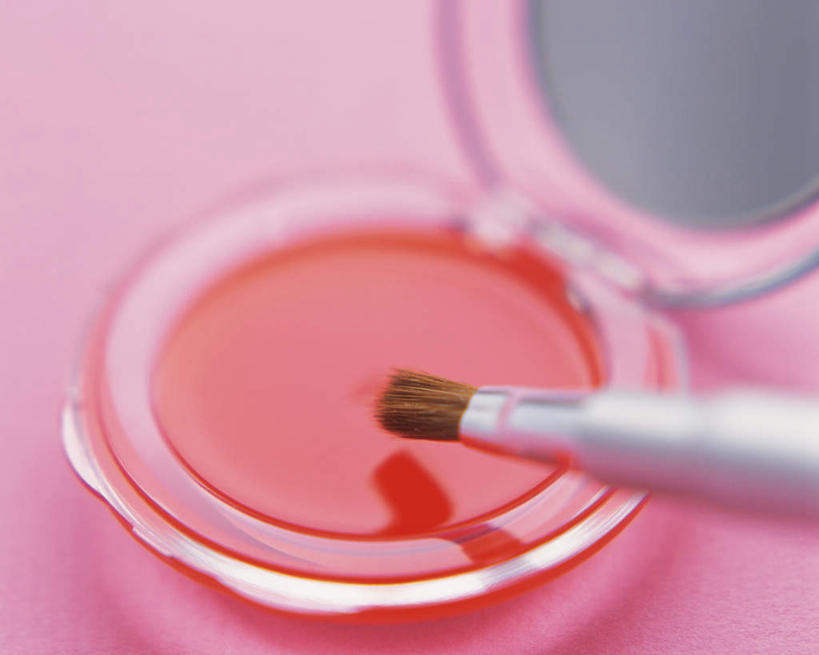 无人,横图,俯视,室内,特写,白天,化妆,美容,桌面,静物,护肤,阴影,朦胧,模糊,光线,影子,粉色,红色,阳光,化妆刷,刷子,保养,享受,休闲,放松,保健,一盒,摄影,影棚,粉底,美容工具,养颜,彩妆刷,化妆工具,眉刷,彩图,高角度拍摄,影棚拍摄,拍摄