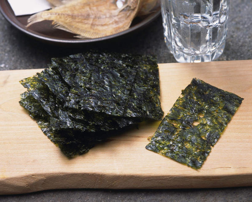 无人,横图,俯视,室内,特写,白天,水,餐桌,桌子,蔬菜,杯子,一堆,堆叠,堆积,朦胧,模糊,新鲜,液体,水滴,海苔,肉,鱼干,鱼肉,食品,肉类,玻璃制品,食物,一个,水杯,有机食品,绿色食品,单个,餐台,堆,肉食,玻璃杯,彩图,高角度拍摄