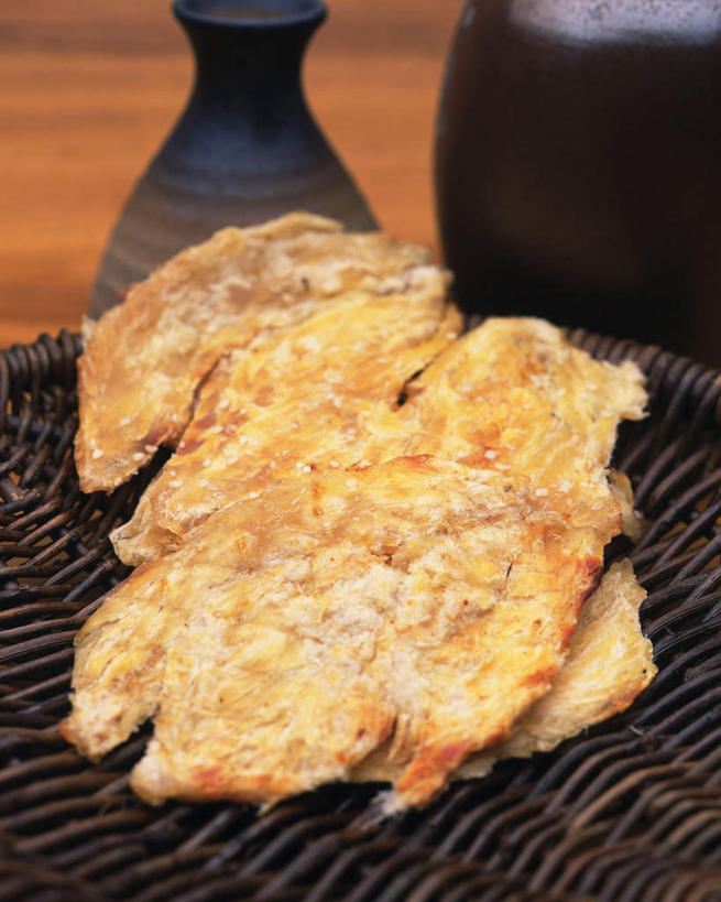 海鲜,清酒,无人,竖图,俯视,室内,特写,白天,餐桌,桌子,朦胧,模糊,鱼,篮子,肉,鱼干,鱼肉,水产,肉类,鱼类,海洋生物,一个,藤编,单个,餐台,水生动物,海产品,水生物,肉食,海底动物,彩图,高角度拍摄