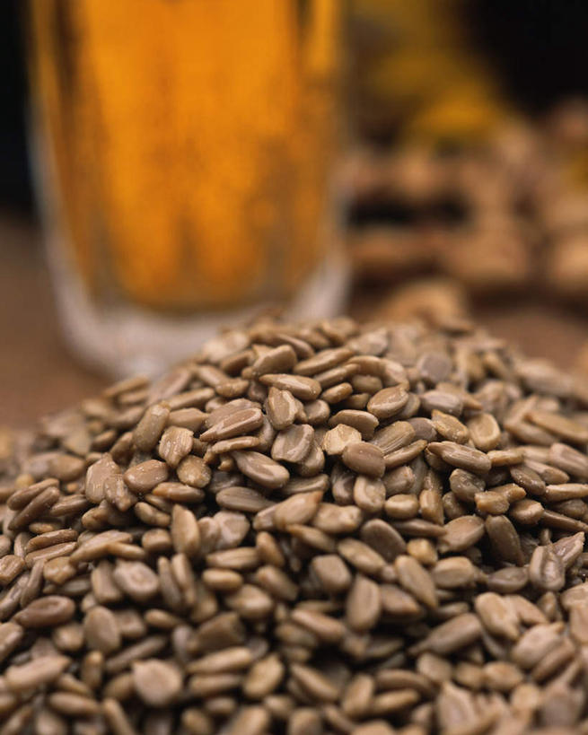 啤酒,无人,竖图,俯视,室内,特写,白天,餐桌,桌子,静物,杯子,一堆,许多,堆叠,堆积,朦胧,模糊,酒类,一杯,玻璃制品,酒,饮料,酒杯,啤酒杯,餐台,堆,瓜子,瓜子仁,葵花籽,玻璃杯,彩图,高角度拍摄