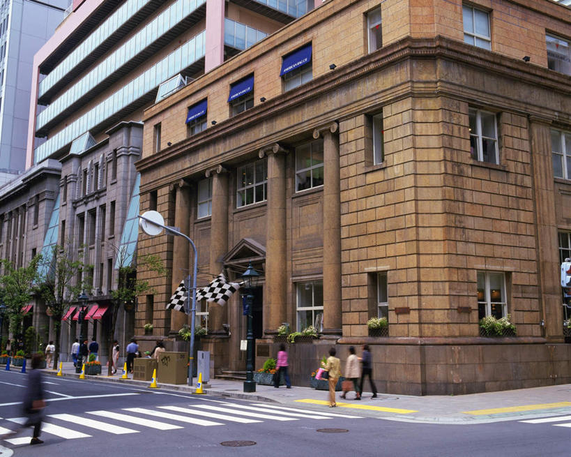 东方人,家,走,横图,室外,白天,仰视,旅游,度假,植物,别墅,标志建筑,地标,建筑,路灯,旗帜,叶子,照明,日本,亚洲,两面,一排,阴影,整齐,光线,影子,房屋,屋子,云,云朵,公寓,灯光,绿叶,许多人,云彩,路障,黄种人,娱乐,旗子,建设,洋房,楼房,住宅,灯,树,树木,排列,一个,蓝色,绿色,白云,蓝天,天空,阳光,自然,天,一群人,享受,休闲,嫩叶,旅游胜地,放松,生长,晴朗,单个,成长,照亮,照明设备,队列,障碍,东亚,本州,本州岛,日本国,近畿地方,近畿,兵库,兵库县,神户,神户市,神戸,县厅,神戸市,男人,男性,年轻男性,年轻女性,女人,女性,亚洲人,叶,叶片,晴空,步行,散步,走路,彩图,低角度拍摄,全身,房子