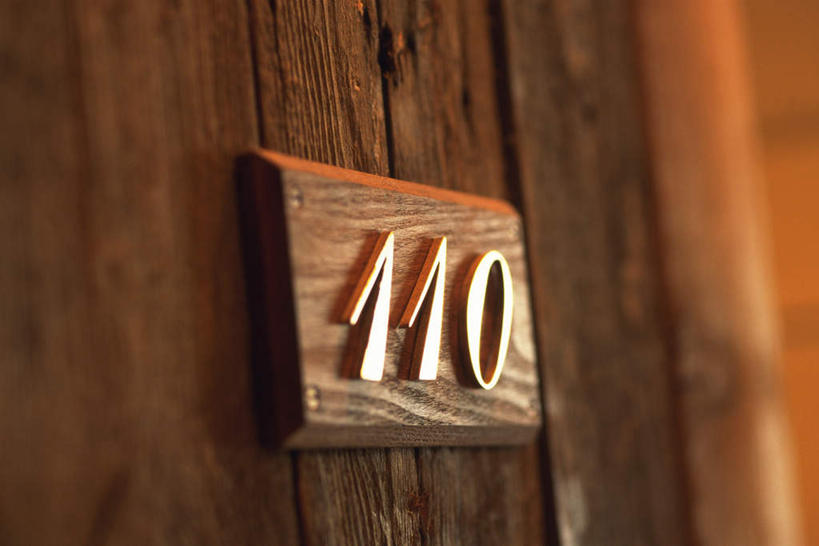 无人,横图,室内,特写,白天,正面,门,静物,一排,阴影,朦胧,模糊,整齐,光线,木制,标志,数字,文字,影子,字符,门牌,标识,排列,三个,一个,白色,阳光,木制品,门框,阿拉伯数字,单个,队列,彩图