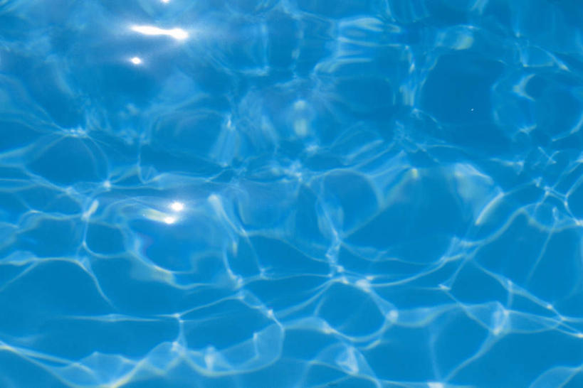无人,体育馆,游泳池,横图,俯视,室外,特写,白天,水,阴影,波纹,反射,液体,影子,水池,水滴,水面,涟漪,泳池,蓝色,水纹,波浪,波光粼粼,游泳馆,水晕,彩图,高角度拍摄