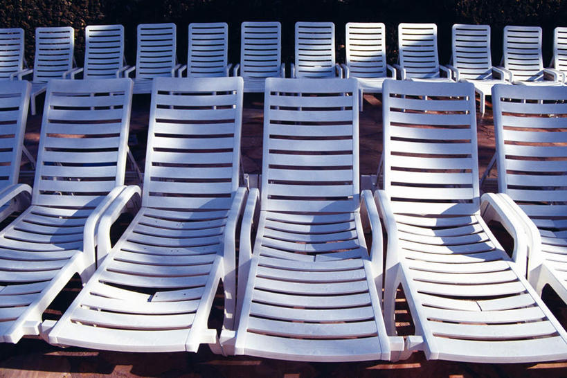 无人,横图,俯视,室外,白天,椅子,五个,一排,许多,阴影,整齐,光线,影子,躺椅,排列,白色,阳光,沙滩椅,队列,彩图,高角度拍摄