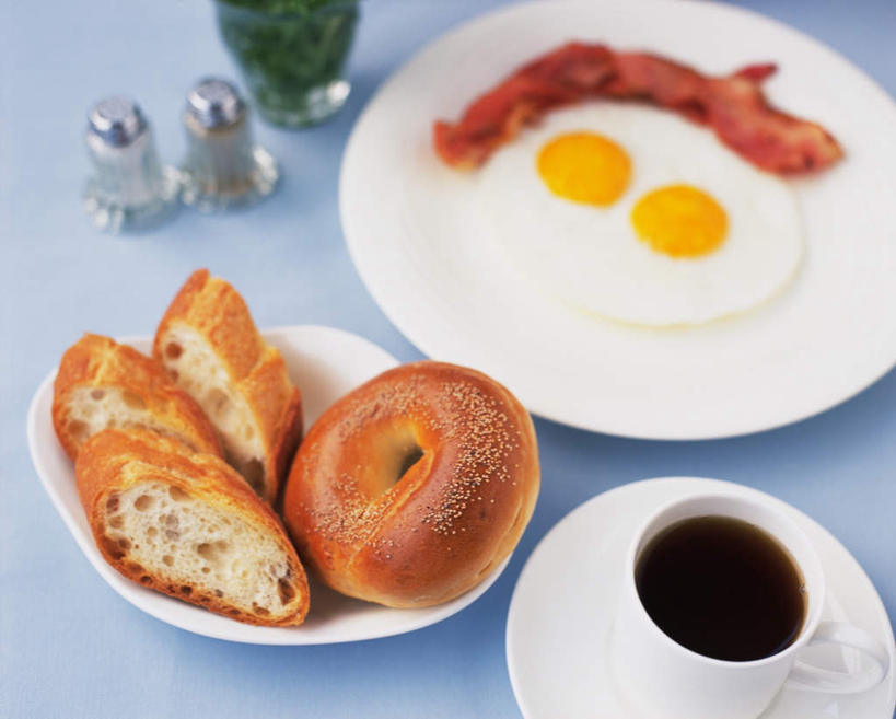 点心,面包,无人,横图,俯视,室内,特写,白天,白色背景,桌面,桌子,杯子,餐具,连接,切开,阴影,朦胧,模糊,反射,木制,瓷器,碟子,盘,影子,圆圈,蛋,鸡蛋,肉,食品,面点,咖啡杯,陶瓷制品,调味瓶,猪肉,肉类,食物,糕点,两个,一个,盘子,木制品,碟,切,摄影,影棚,单个,瓷杯,融合,剖面,肉食,切面,豚肉,卵,彩图,高角度拍摄,影棚拍摄,拍摄