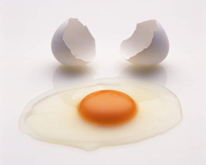 无人,横图,俯视,室内,特写,白天,白色背景,桌面,桌子,阴影,破碎,反射,木制,液体,影子,蛋,蛋黄,鸡蛋,破损,两个,一个,黄色,木制品,摄影,影棚,单个,鸡蛋壳,卵,彩图,高角度拍摄,影棚拍摄,拍摄