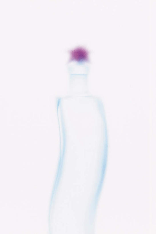 无人,竖图,室内,特写,白天,白色背景,正面,桌面,桌子,朦胧,模糊,弯曲,木制,一个,红色,木制品,瓶子,塑料制品,瓶盖,塑料瓶,摄影,影棚,单个,彩图,影棚拍摄,拍摄