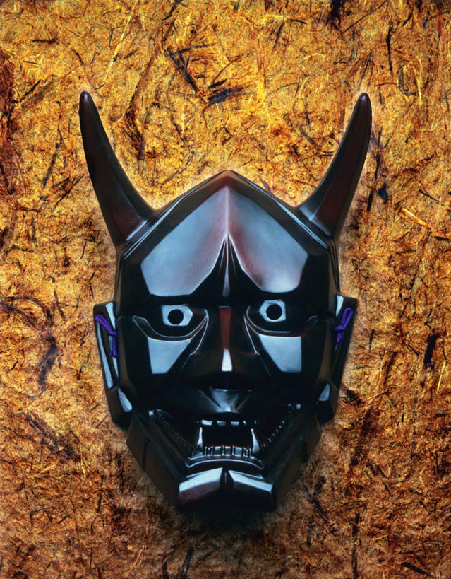 脸,头,脸颊,牙齿,无人,竖图,室内,特写,白天,正面,静物,一排,黄色背景,朦胧,模糊,整齐,注视,文化,排列,黑色,观察,看,观看,察看,恐怖,队列,关注,凶狠,头部,齿,脸部,脸蛋,面部,牙,牙龈,彩图,传统文化